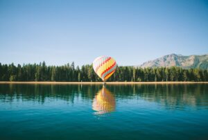 water-mountain-sky-lake-balloon-hot-air-balloon-31341-pxhere.com